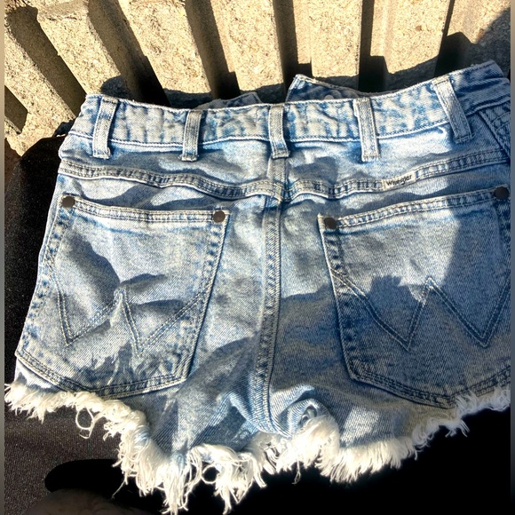 Wrangler Branded Denim Shorts in Size 27 - Picture 3 of 5